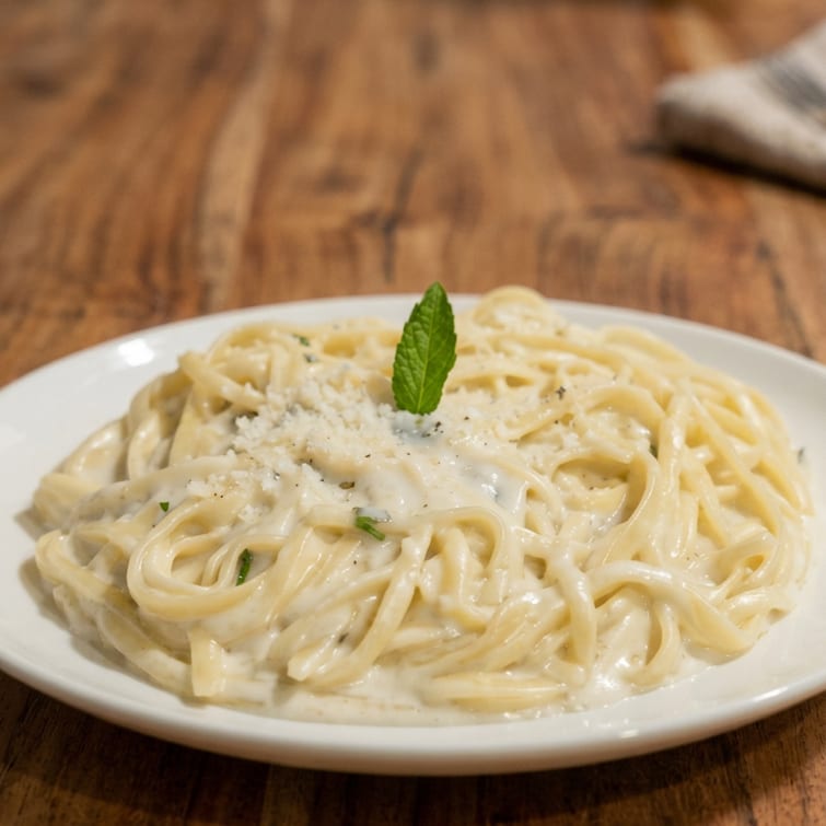 Linguini All'Alfredo / Linguini Alfredo.